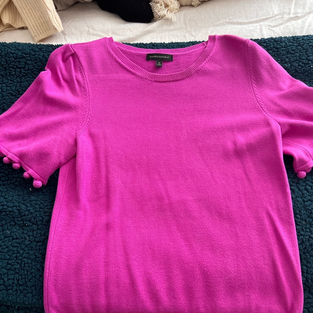 Festive short sleeve sweater with Pom-Pom sleeve details. Banana republic, M.